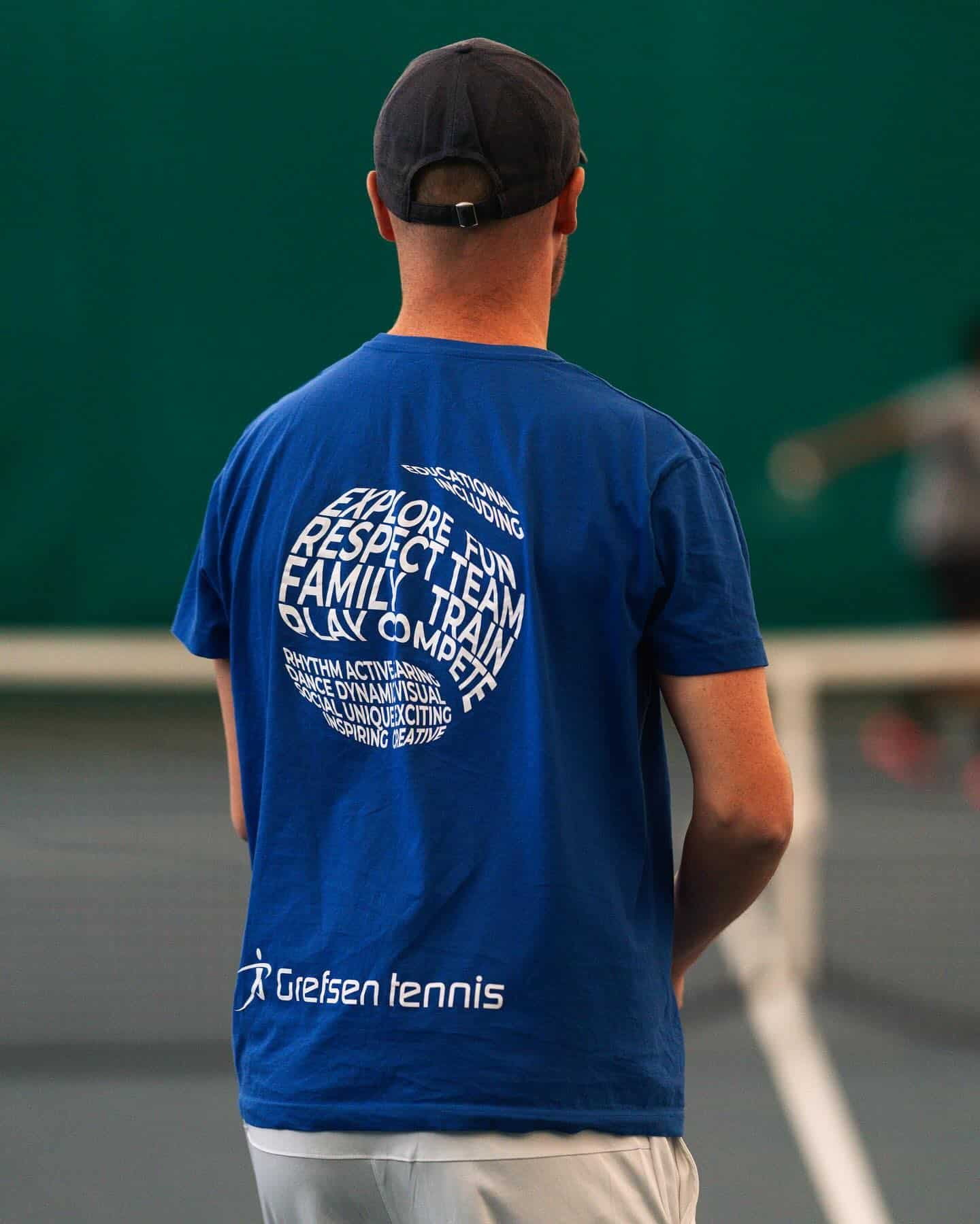 Tennisskjorte på en mann